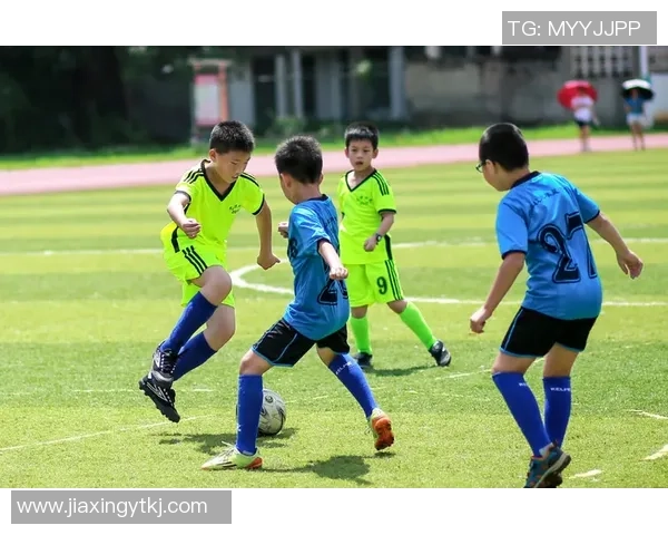 小区体能训练与足球活动相结合促进青少年健康成长与团队精神培养